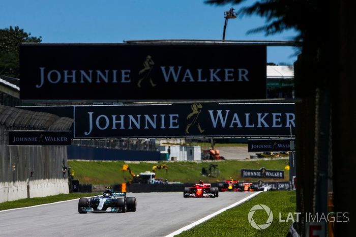 Valtteri Bottas, Mercedes AMG F1 W08, Kimi Raikkonen, Ferrari SF70H