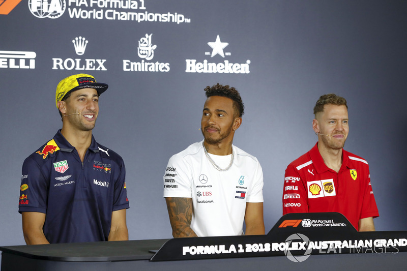 Daniel Ricciardo, Red Bull Racing, Lewis Hamilton, Mercedes AMG F1, e Sebastian Vettel, Ferrari, nella conferenza stampa del giovedì