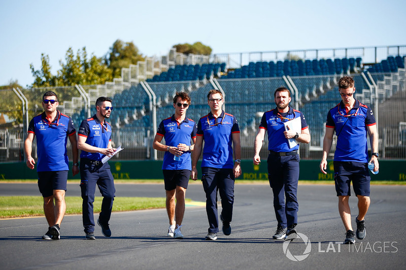 Пьер Гасли и сотрудники Scuderia Toro Rosso