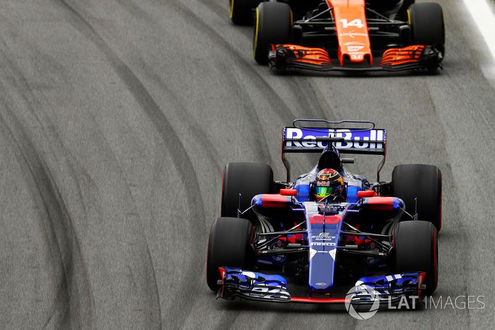 Brendon Hartley, Scuderia Toro Rosso STR12, Fernando Alonso, McLaren MCL32