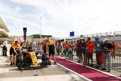 Mekaniker Nico Hulkenberg'in aracını itiyor, Renault Sport F1 Team RS17