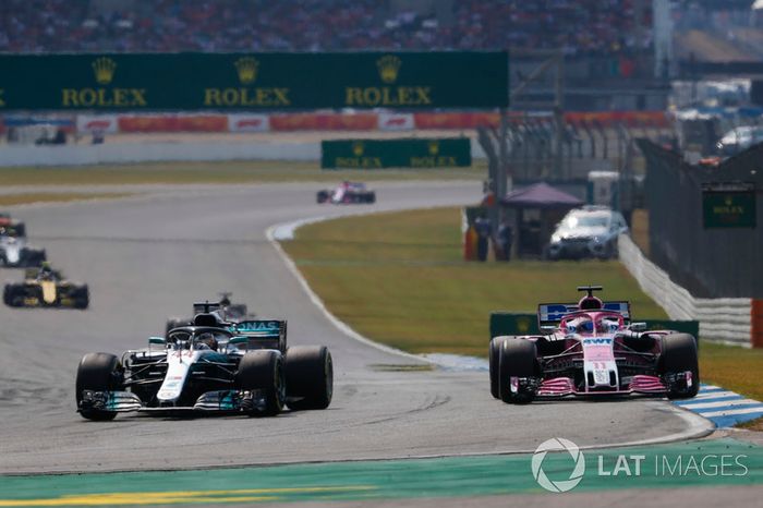 Lewis Hamilton, Mercedes AMG F1 W09, adelanta a Sergio Perez, Force India VJM11