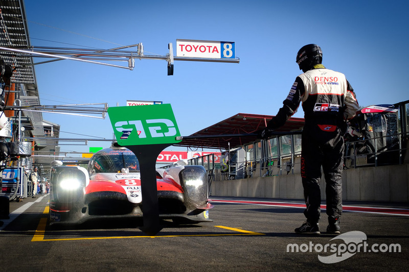 #8 Toyota Gazoo Racing Toyota TS050: Fernando Alonso, in the pit lane