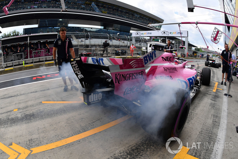 Sergio Perez, Force India VJM11 and tyre smoke