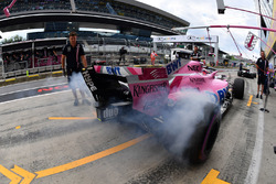 Sergio Perez, Force India VJM11 and tyre smoke