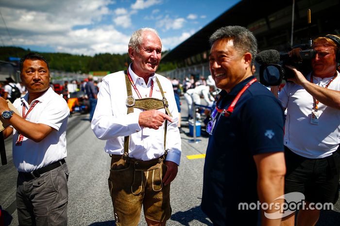 Helmut Marko, consultor de Red Bull Racing, con Masashi Yamamoto, General Manager, Honda Motorsport