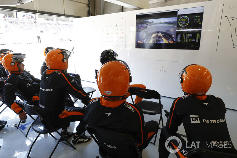 Les mécaniciens McLaren regardent la course