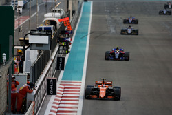 Stoffel Vandoorne, McLaren MCL32, leads Pierre Gasly, Toro Rosso STR12
