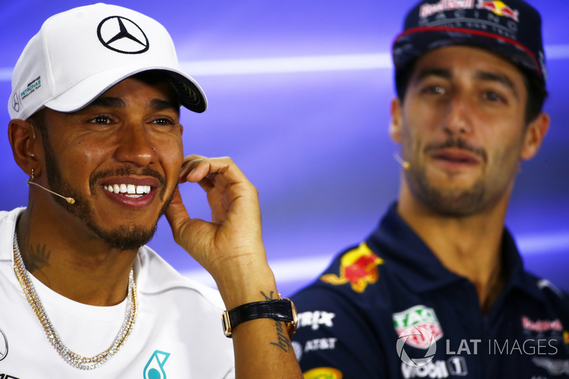 Lewis Hamilton, Mercedes AMG F1 y Daniel Ricciardo, Red Bull Racing