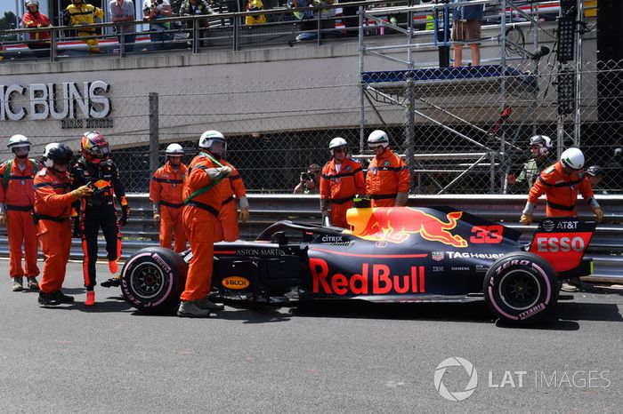 Max Verstappen, Red Bull Racing RB14, después del choque
