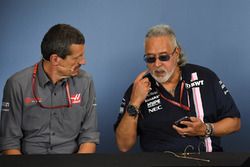 Guenther Steiner Director del equipo, Haas F1 Team y Dr. Vijay Mallya, Force India, propietario del equipo de Fórmula Uno en la conferencia de prensa