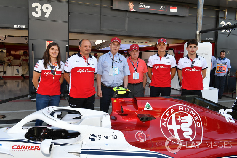 Marcus Ericsson, Sauber, Charles Ericsson, Sauber, Fred Vasseur, directeur de Sauber, Tatiana Calderon, pilote d'essais de Sauber avec Oscar Fangio, et Ruben Fangio