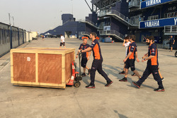 Marc Márquez, Repsol Honda Team recibe un regalo de cumpleaños de parte de su equipo