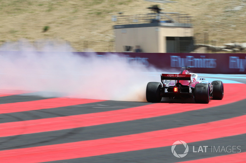 Marcus Ericsson, Sauber C37 va a sbattere nelle FP1 e prende fuoco