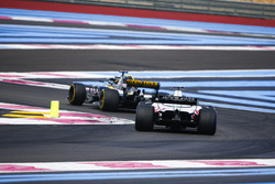 Nico Hulkenberg, Renault Sport F1 Team R.S. 18, leads Romain Grosjean, Haas F1 Team VF-18