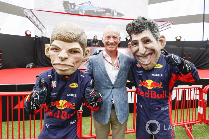 Greg Maffei, Chief Executive Officer, Liberty Media, con le caricature di Max Verstappen, Red Bull Racing, e Daniel Ricciardo, Red Bull Racing