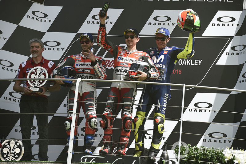 Podio Mugello 2018: ganador de la carrera Jorge Lorenzo, equipo Ducati, segundo lugar Andrea Dovizioso, equipo Ducati, tercer lugar Valentino Rossi, Yamaha Factory Racing
