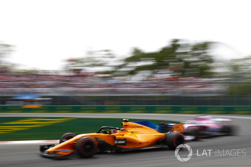 16. Stoffel Vandoorne, McLaren MCL33, leads a Force India