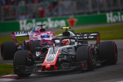 Kevin Magnussen, Haas F1 Team VF-18, leads Sergio Perez, Force India VJM11