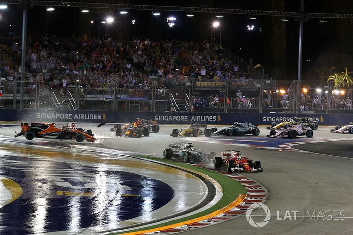 Sebastian Vettel, Ferrari SF70H lidera al inicio de la carrera con Fernando Alonso, McLaren MCL32, Kimi Räikkönen, Ferrari SF70H y Max Verstappen, Red Bull Racing RB13 choque en el fondo
