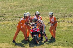 Marc Marquez, Repsol Honda Team avec des commissaires après sa chute