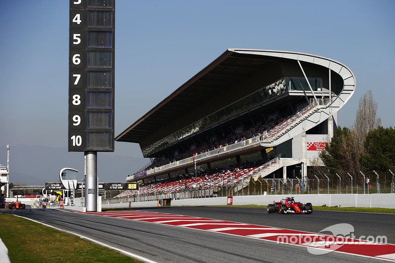 Kimi Raikkonen, Ferrari SF70H pasa a Carlos Sainz Jr., Scuderia Toro Rosso STR12, mientras Fernando Alonso, McLaren MCL32 sale el pit lane