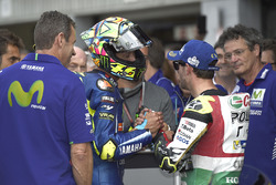 Il terzo qualificato Cal Crutchlow, Team LCR Honda, il secondo qualificato Valentino Rossi, Yamaha F