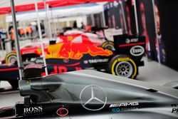 Los coches de Fórmula 1 alineados en Trafalgar Square para la demostración de calle Londres F1,  Scuderia Toro Rosso, McLaren, Williams, Sahara Force India, Ferrari y Red Bull Racing