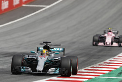 Lewis Hamilton, Mercedes AMG F1 W08, Esteban Ocon, Sahara Force India F1 VJM10