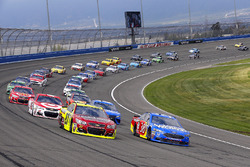 David Ragan, Front Row Motorsports Ford y Paul Menard, Richard Childress Racing Chevrolet