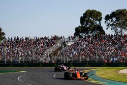 Fernando Alonso, McLaren MCL32 y Esteban Ocon, Force India VJM10