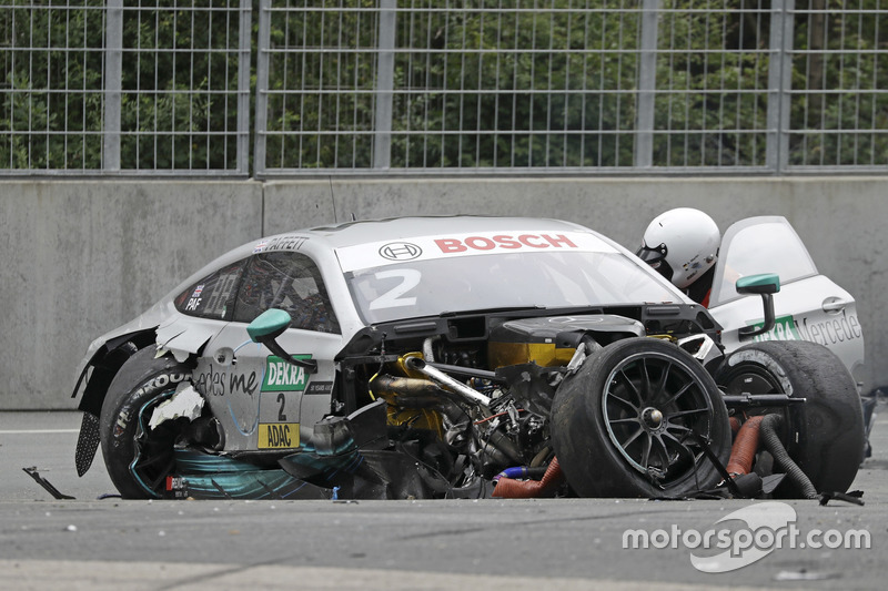 El auto de Gary Paffett, Mercedes-AMG Team HWA, Mercedes-AMG C63 DTM después del choque