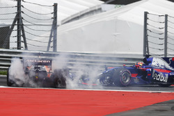 Зіткнення Фернандо Алонсо, McLaren MCL32, і Данііла Квята, Scuderia Toro Rosso STR12, на старті