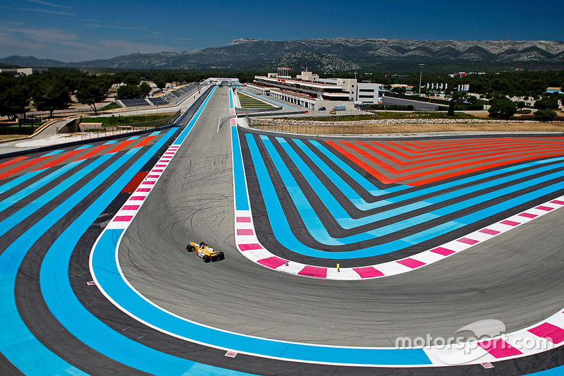 Une Renault sur le Circuit Paul Ricard