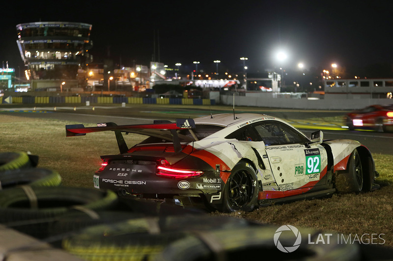 Jam ke-13: Le Mans memakan korban di malam hari, salah satunya mobil Porsche 911 RSR #92