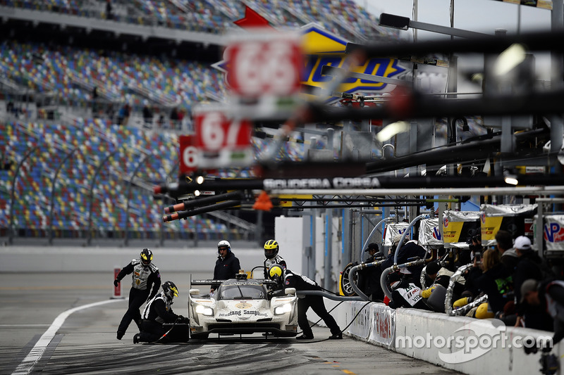4. #5 Action Express Racing Cadillac DPi: Joao Barbosa, Christian Fittipaldi, Filipe Albuquerque, pit action