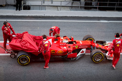 Sebastian Vettel, Ferrari SF70H, arrêté dans la voie des stands