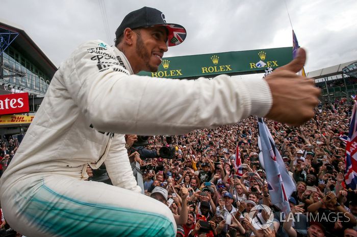 Ganador de la carrera Lewis Hamilton, Mercedes AMG F1 celebra con los fans