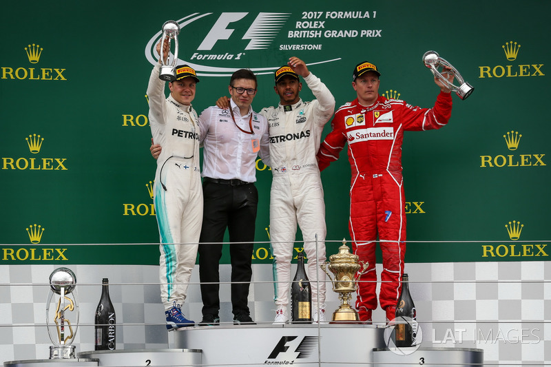 Podiudm: 1. Lewis Hamilton, Mercedes AMG F1, und 2. Valterri Bottas, Mercedes AMG F1; 3. Kimi Raikko