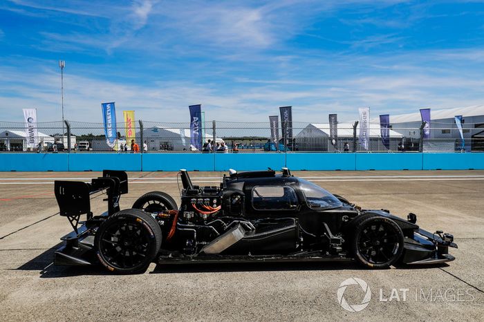 Auto de la Roborace en la pista