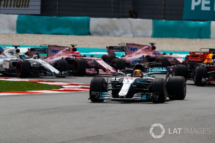 Lewis Hamilton, Mercedes AMG F1 W08, Max Verstappen, Red Bull Racing RB13, Daniel Ricciardo, Red Bul