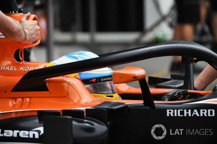 Fernando Alonso, McLaren MCL32 con el halo