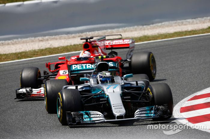 “Eu entrei antes e fiquei atrás de Valtteri, sabia que eles não o mandariam para os boxes. Ele estava com os pneus desgastados, então a Mercedes o usou um pouco para me bloquear.