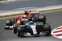 Валттери Боттас, Mercedes AMG F1 W08, и Себастьян Феттель, Ferrari SF70H