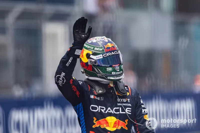 Sergio Perez, Red Bull Racing, troisième, fête son succès au Parc Ferme après le sprint.