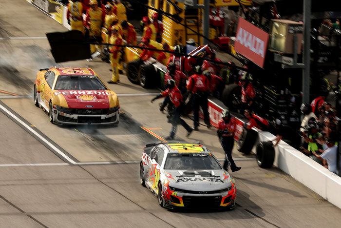 William Byron, Hendrick Motorsports Chevrolet, Joey Logano, Team Penske Ford