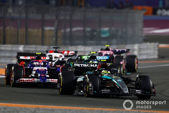 Lewis Hamilton, Mercedes F1 W15, Yuki Tsunoda, RB F1 Team VCARB 01 