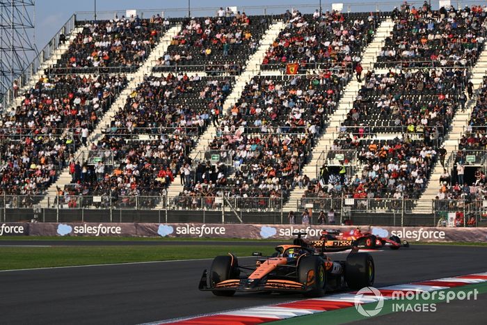 Oscar Piastri, McLaren MCL38, Carlos Sainz, Ferrari SF-24
