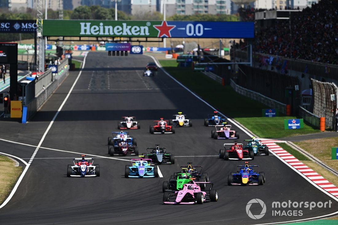 Akcja startowa, Nina Gademan, PREMA Racing prowadzi