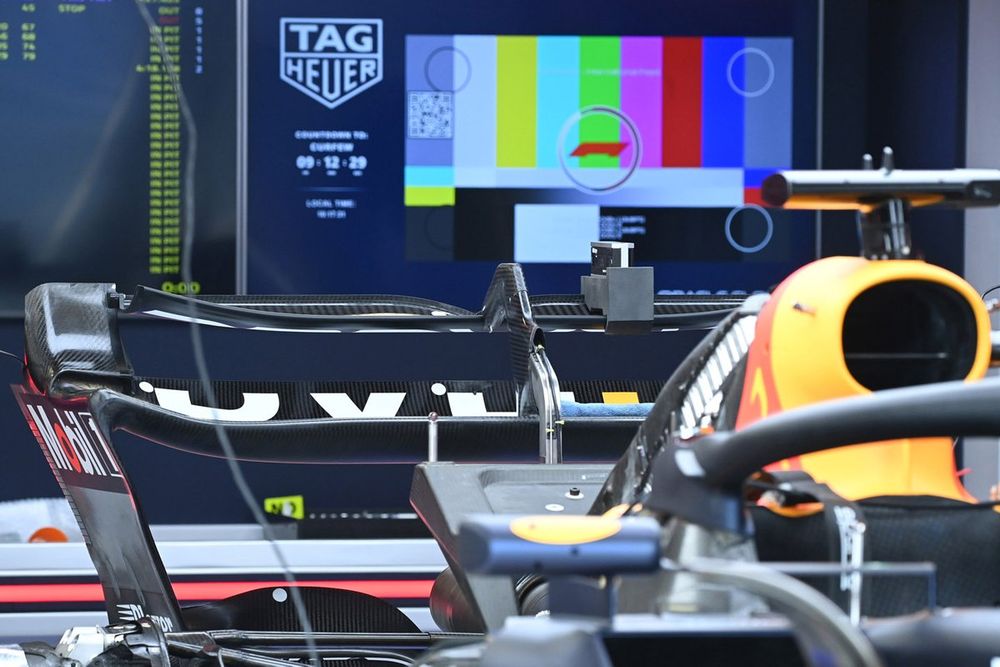 El alerón trasero con el DRS desplegado del Red Bull Racing RB19